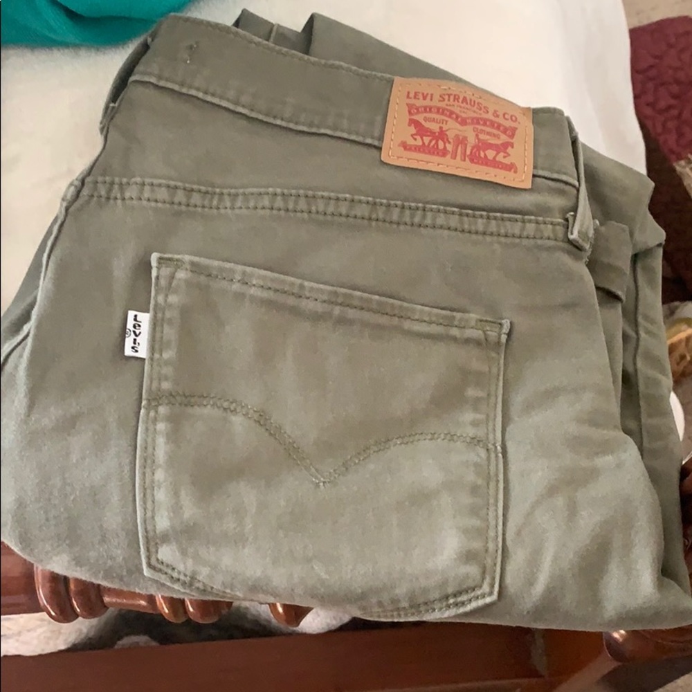 Levi’s 311 Shaping Skinny olive green